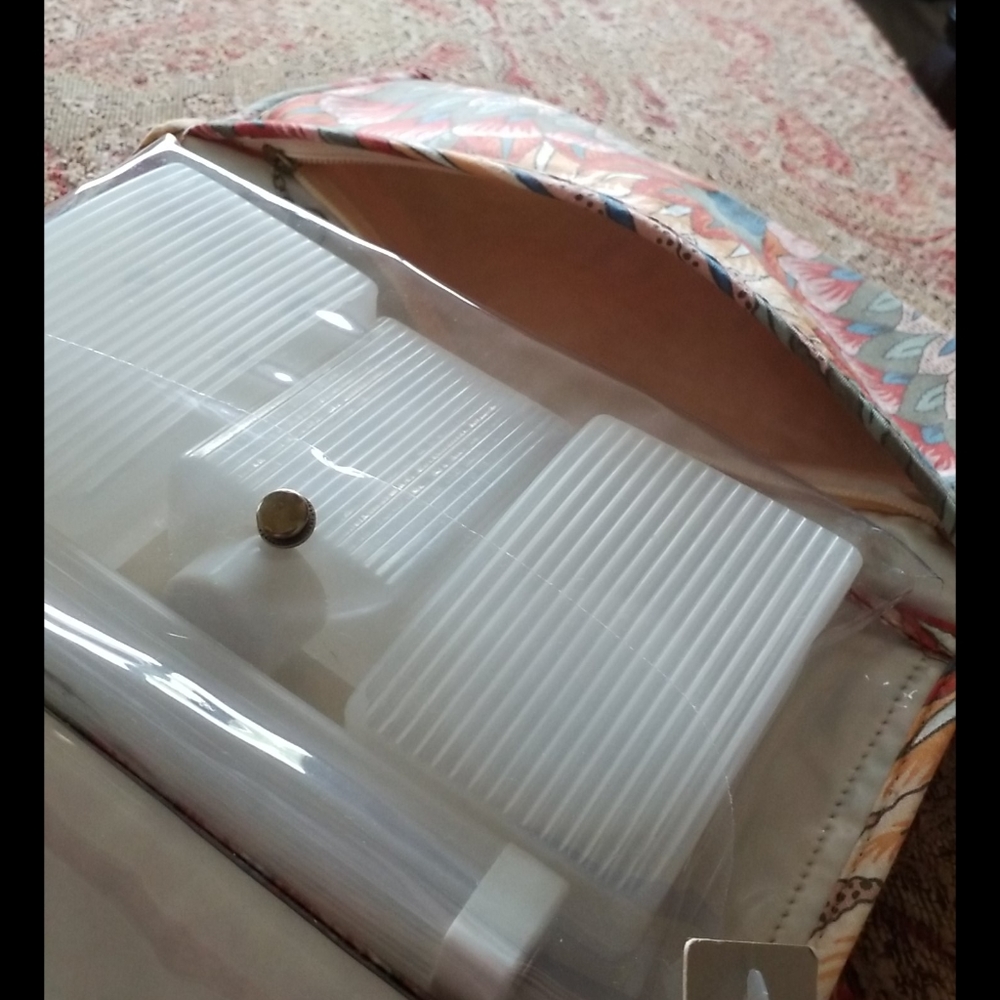 NEW Celebrity Travel Organizer - Picture 6 of 10